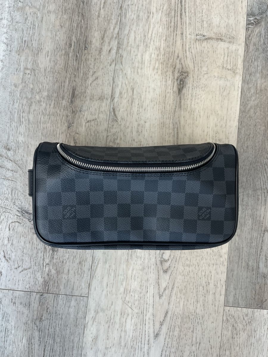 Louis Vuitton Custodie per cosmetici: Louis Vuitton Damier Graphit Kulturbeutel – Nuovo (secondo la descrizione) da Greifensee venduto da opango04 1