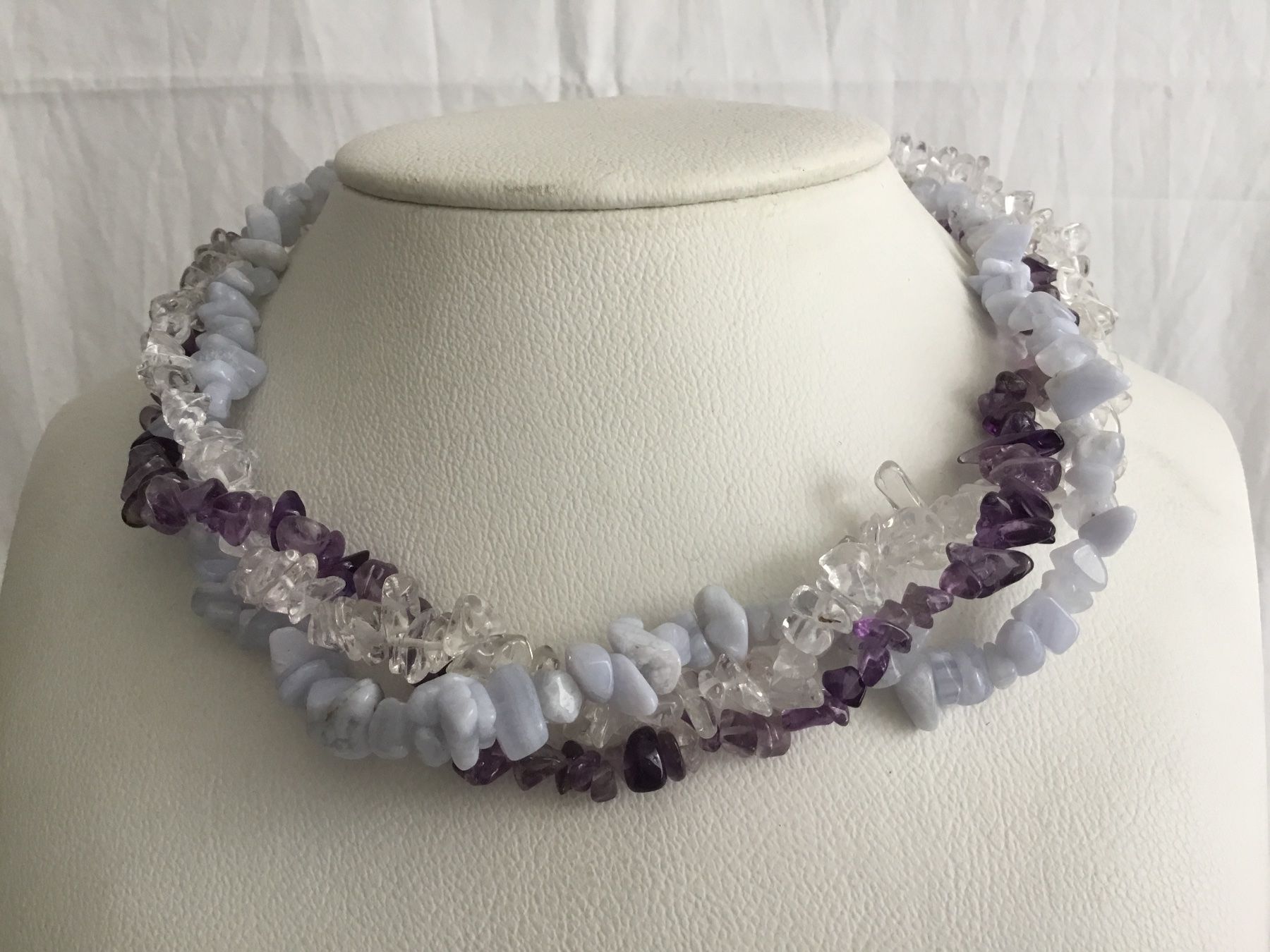 Minerali & Pietre curative: Halskette Bergkristall, Amethyst und Chalcedon – Nuovo e nell'imballaggio originale da Doppleschwand venduto da lapis106