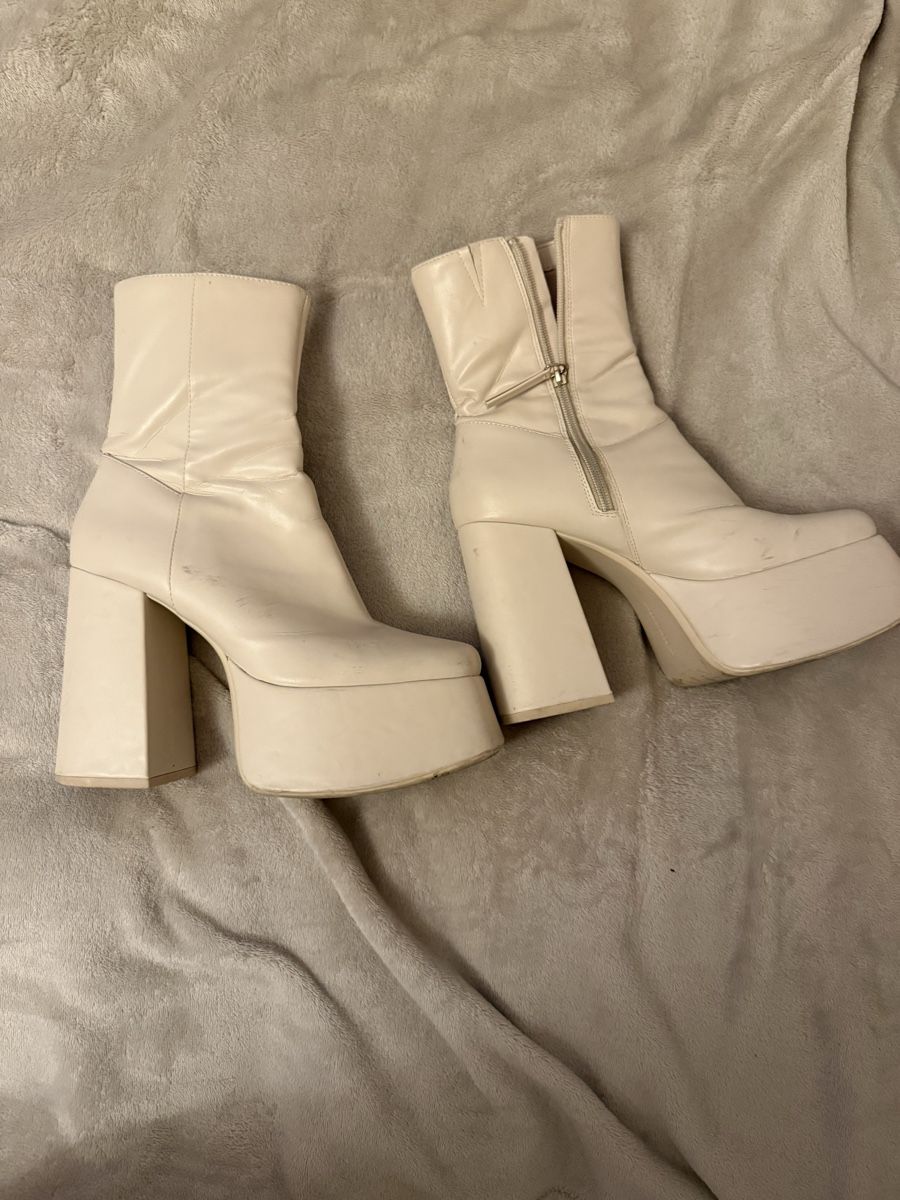 Bottes de soin: Bershka boots – D'occasion à Suhr par iam.deestiny 2
