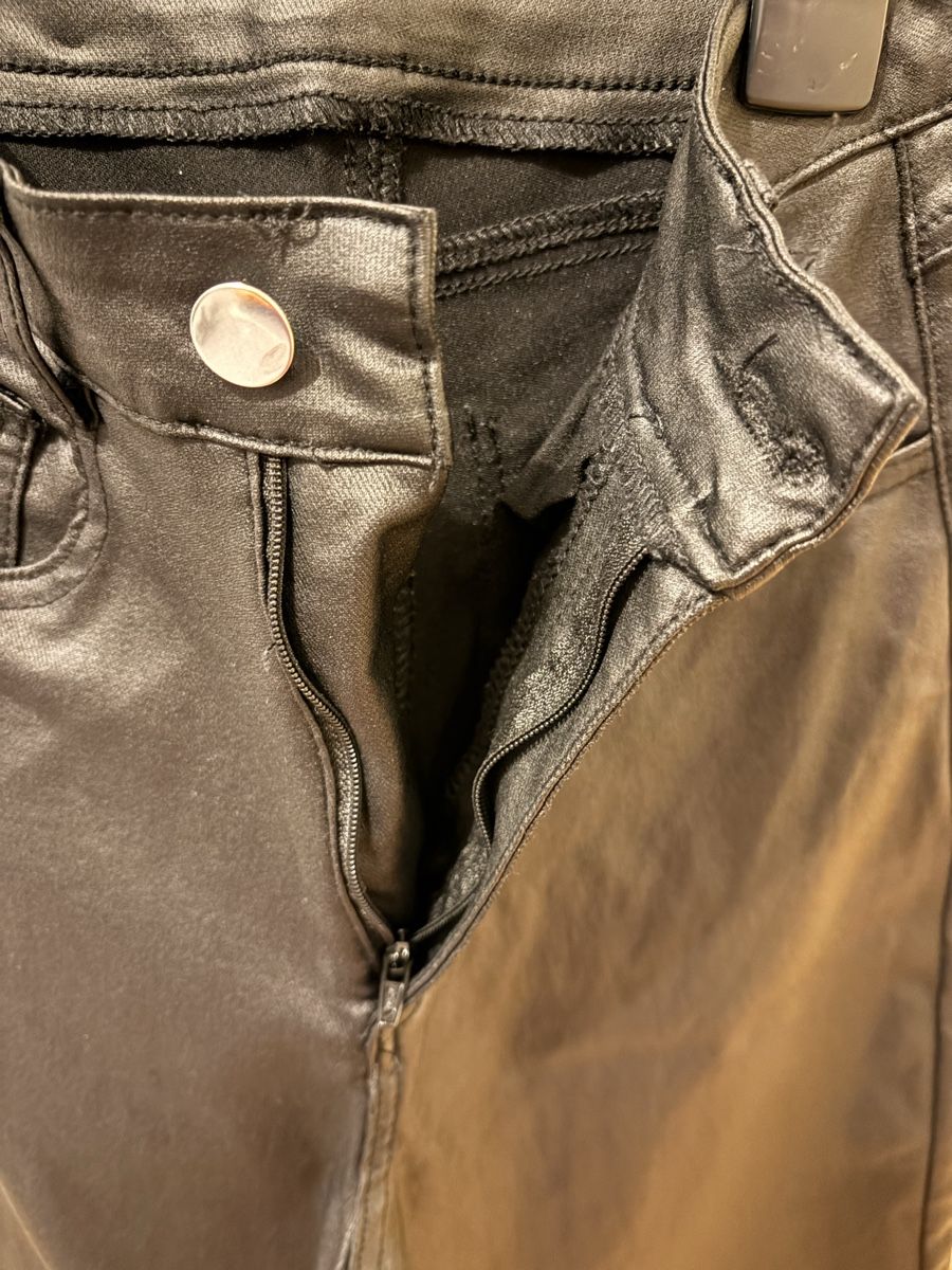 Pantaloni: Pantalon noir imitation cuir  – Usato da Chêne-Bougeries venduto da bru_bs9n 2