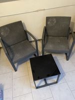 2 Gartensessel mit kleinem Tisch