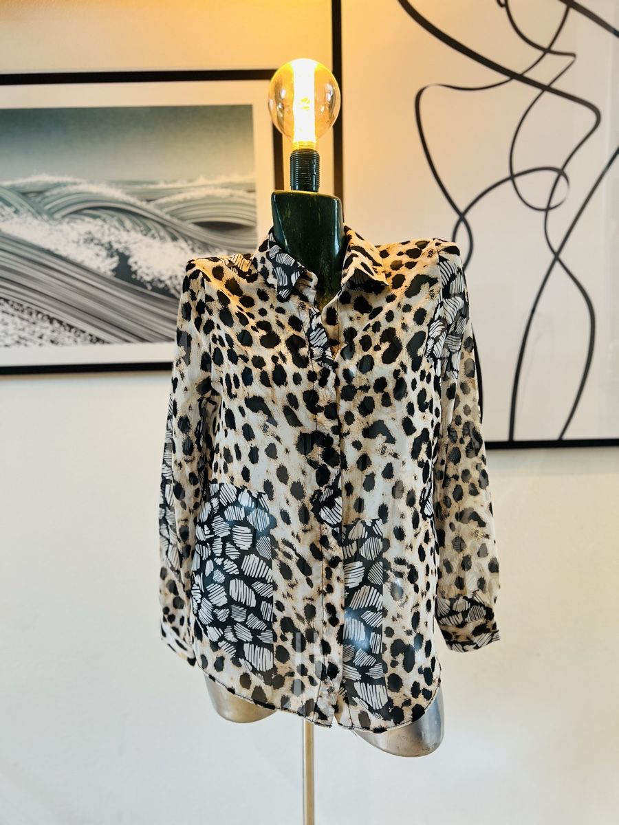 Asos Blusen: Leichtes Sommerhemd Gr. 36 Leopard Print, leicht transparent – Gebraucht aus Murten von Rebelle_en_Style