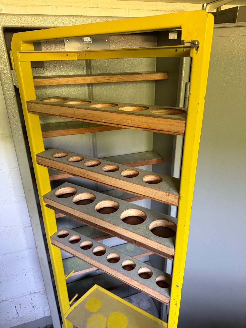 Schränke: Blechschrank – Gebraucht aus Horriwil von Carrera68