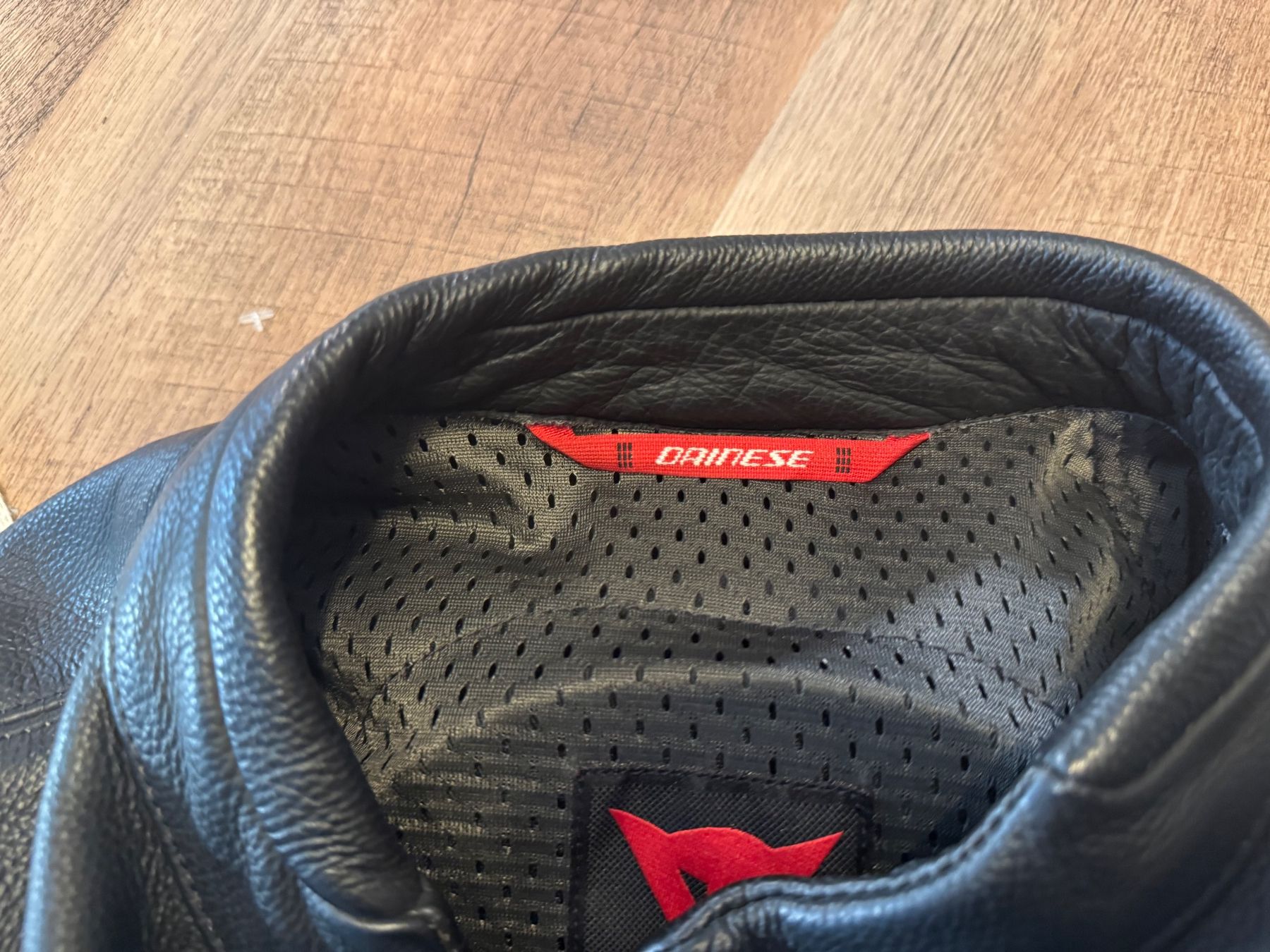 Dainese Giacche: Dainese Lederjacke Grösse 52 mit Rückenprotektor – Usato da Uzwil venduto da met_2cth 5