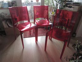 3 belles chaises en polycarbonate rouge
