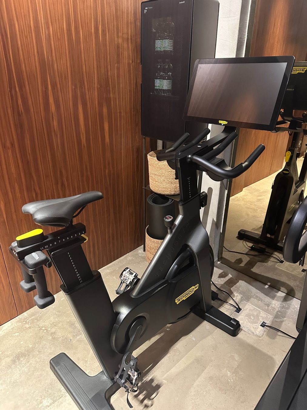 Technogym Hometrainer: Technogym Bike with Screen for live classes – Usato da Kilchberg venduto da AK_KB