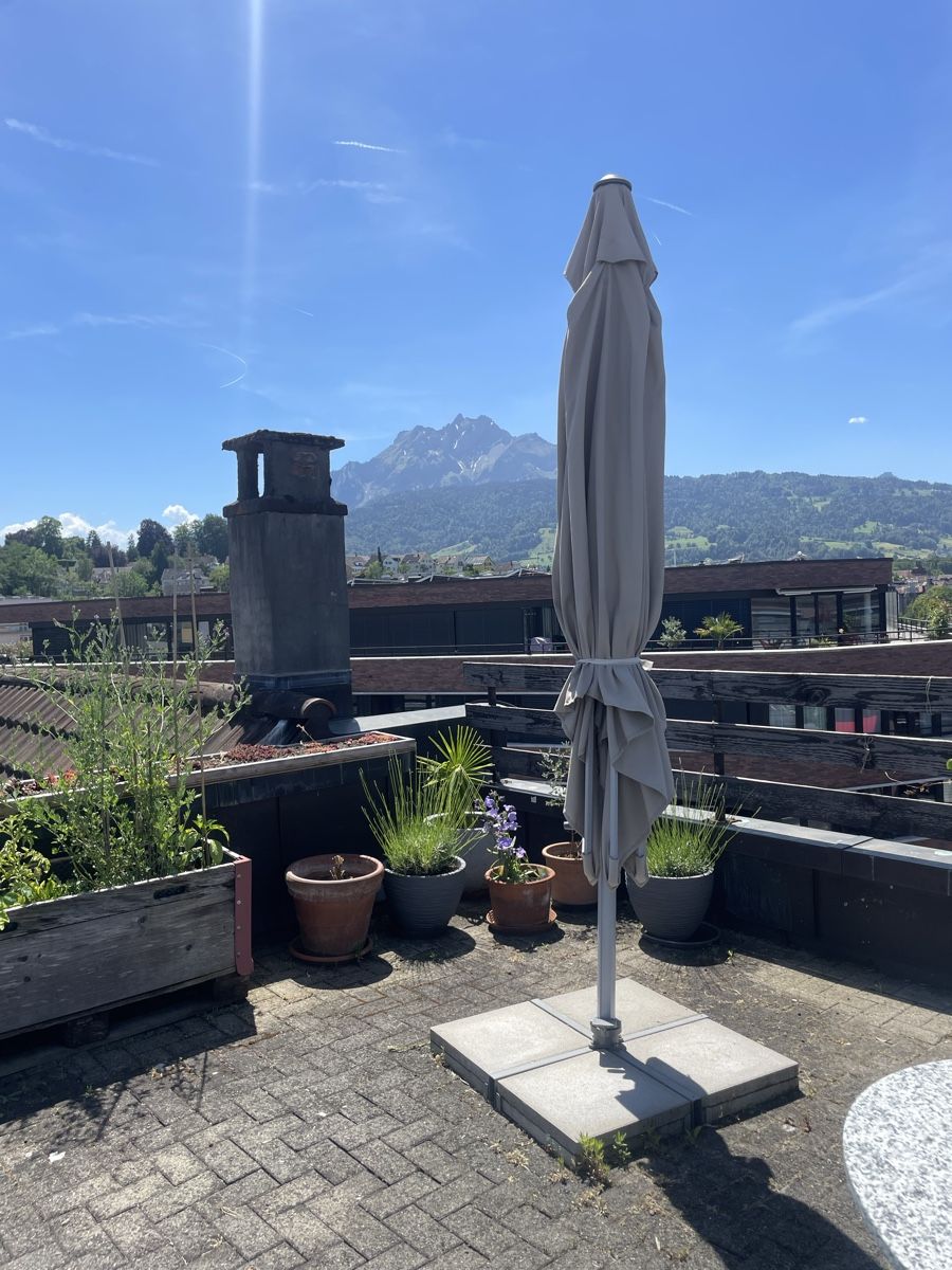 Glatz Ombrelloni: Grosser Ampel-Sonnenschirm – Usato da Luzern venduto da Klabourettli 1