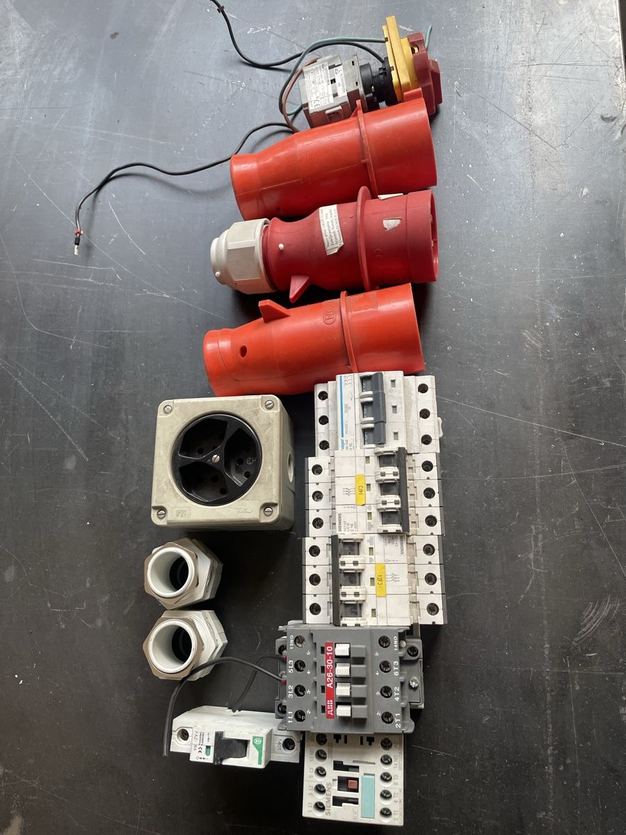 Stecker: Elektromaterial, Schütze, Stecker, Kabel, Diverse Teile – Gebraucht aus Weinfelden von DAKI12