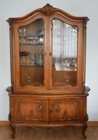 Elegante Vitrine aus Massivholz im klassischen Stil