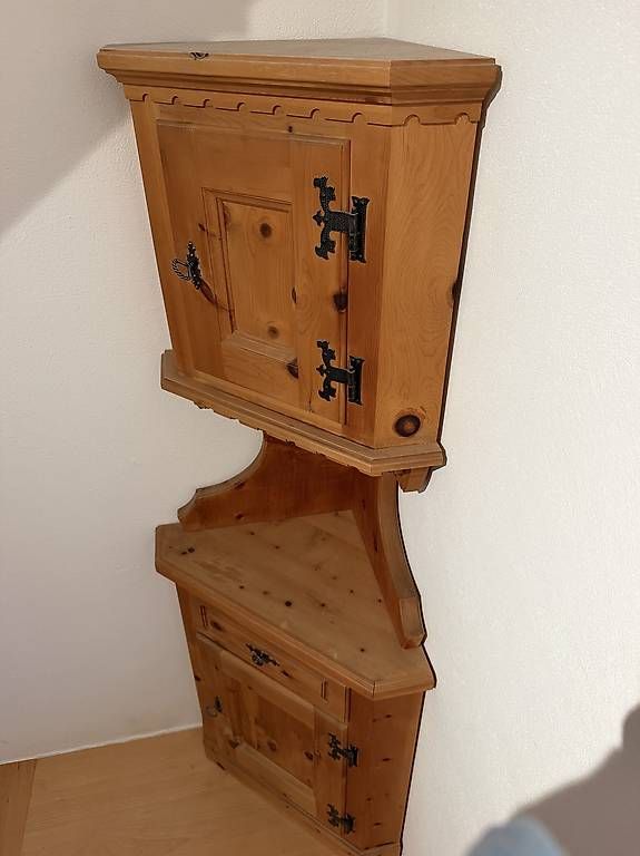 Armoires: Eckschrank platzsparend & gepflegt – D'occasion à Buchrain par nic_sp69