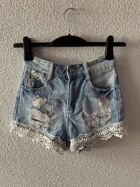 Pantalons: Hot Pants mit weisser Spitze – D'occasion à Wahlen b. Laufen par Jeanine_T