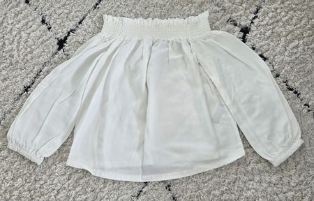 Carmen-Bluse mit elastischem Ausschnitt und Puffärmeln.