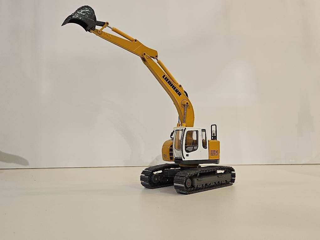 Excavateurs: Liebherr R 924 Compact Excavator – D'occasion à Wittenbach par r_e_d87p