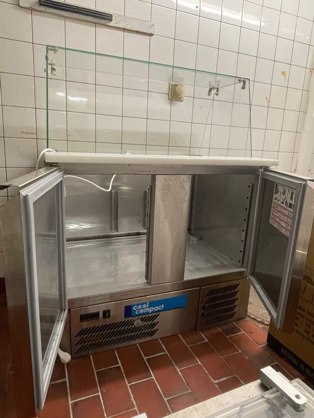 Frigoriferi: Kühlvitrine / Saladette Cibo Compact mit Glasaufsatz – Usato da Interlaken venduto da MerkurWest 1