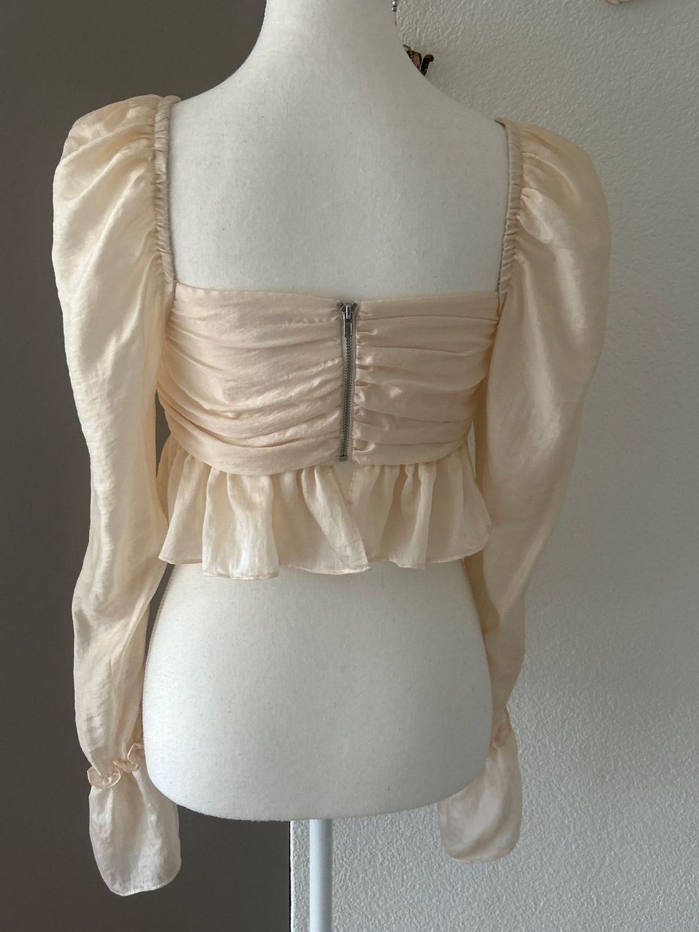 H&M Camicette: Oberteil mit Raffung & Glockenärmeln hellbeige von H&M Gr.36 – Usato da Brunnen venduto da Nala2929 4