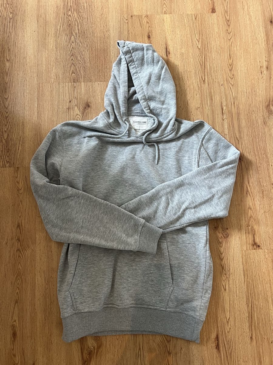 Pulls & Sweat-shirts: Kapuzenpullover grau – D'occasion à Olten par isabelschmid