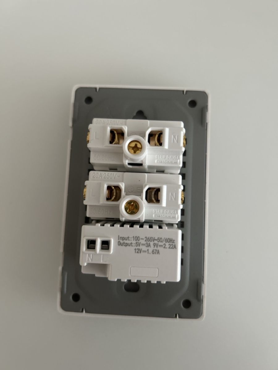 Spine: Steckdose mit USB und Typ-C neu – Usato da Opfikon venduto da osm_bns2 2
