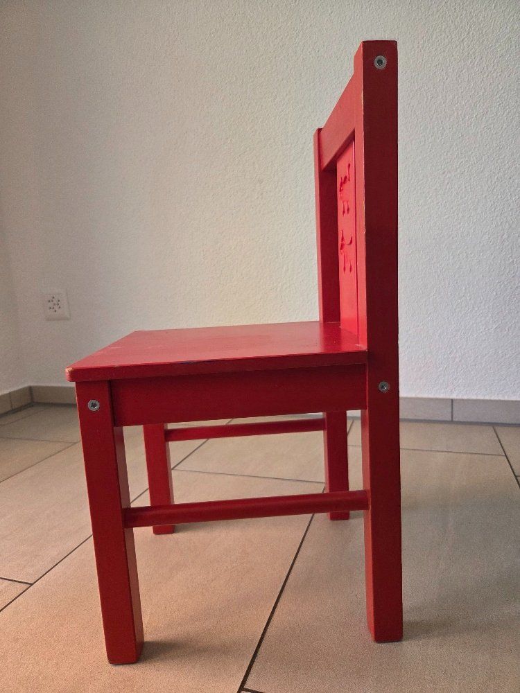 Set di tavolo e panche: roter Kindertisch und zwei Kinderstühle – Usato da Bülach venduto da Jerry739 2