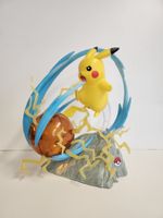 Jazwares Pokémon Statue Pikachu 33cm Deluxe / mit Lichtfunkt