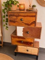 Commode en bois avec quatre tiroirs design unique