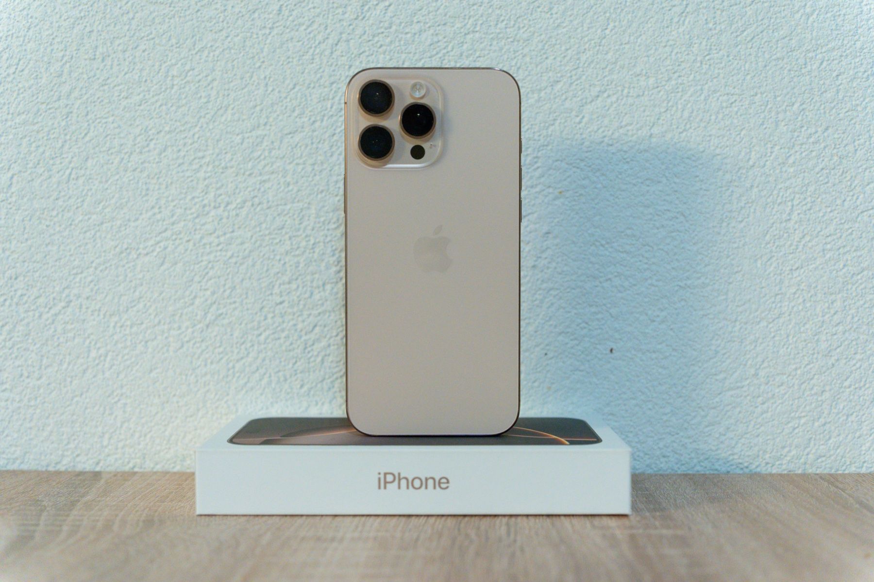 Apple Telefoni cellulari / Smartphones: iPhone 16 Pro Max Desert Titanium – Usato da Vernier venduto da TKDch 1