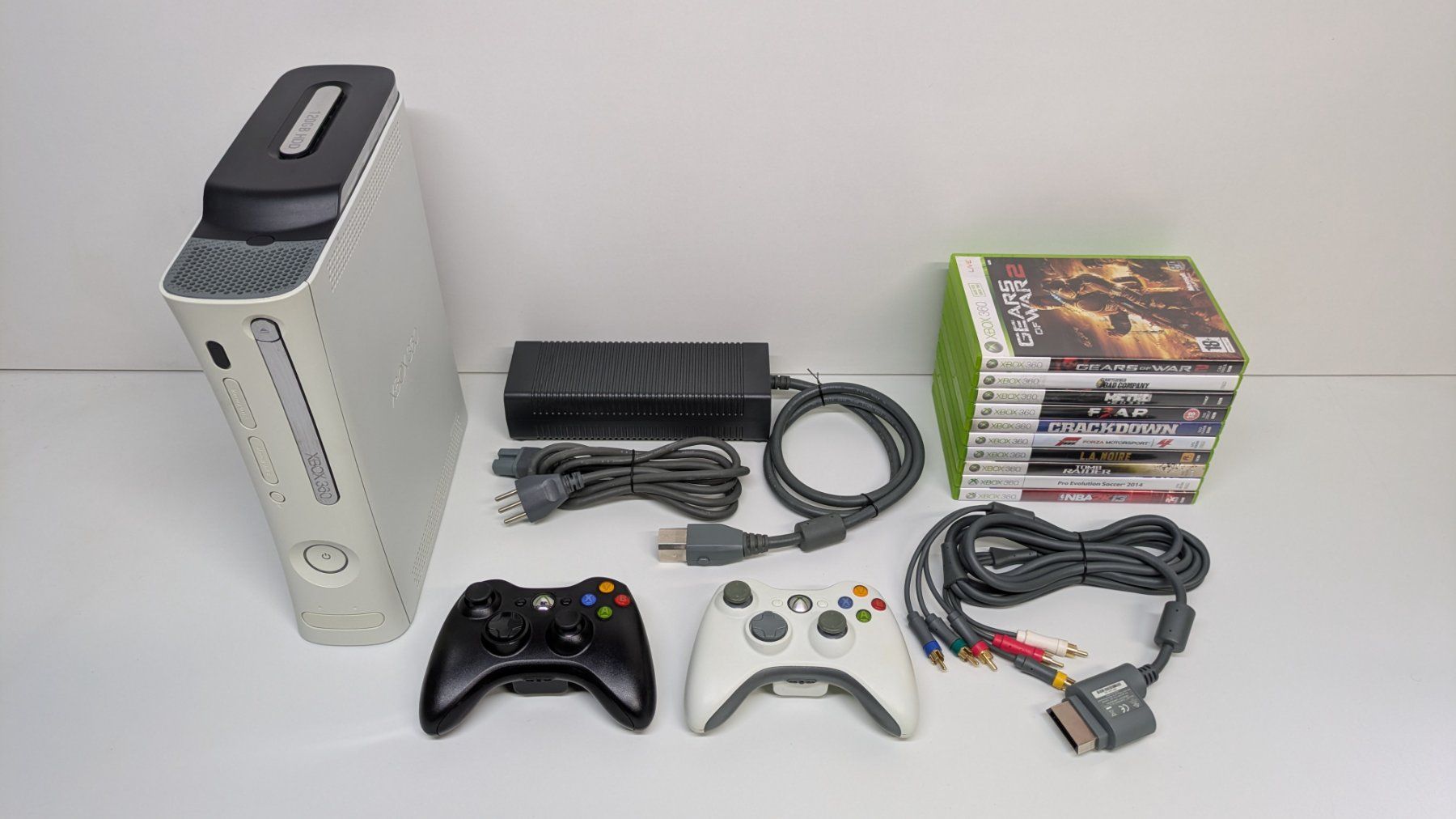 Microsoft Console: Microsoft Xbox 360, 2 Controller, 10 Spiele – Usato da Menziken venduto da mame18