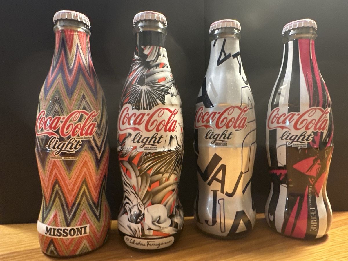 Coca-Cola Altro in Stoviglie & Bicchieri: Coca-Cola Light Designer Flaschen 4er-Set limitiert – Nuovo (secondo la descrizione) da Muri AG venduto da pad_crude