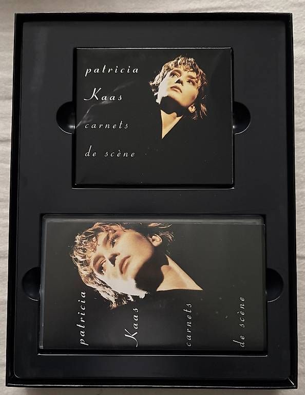 CD: Patricia Kaas. Coffret "Carnets de scène": 1CD + 1 VHS – Nuovo (secondo la descrizione) da Wallisellen venduto da pie_mf67 1