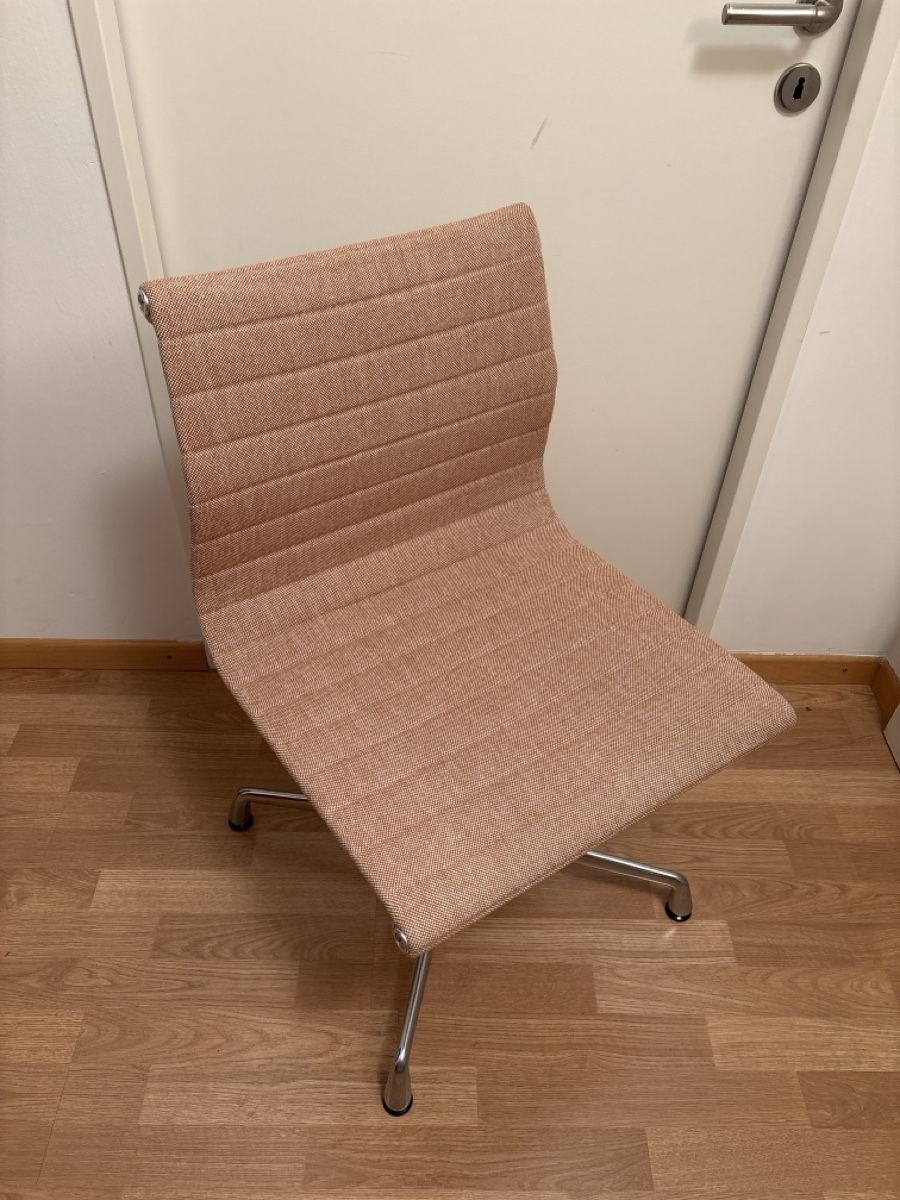 Vitra Sedie: Vitra Eames Alu Design Stuhl – Usato da Basel venduto da magnummarine