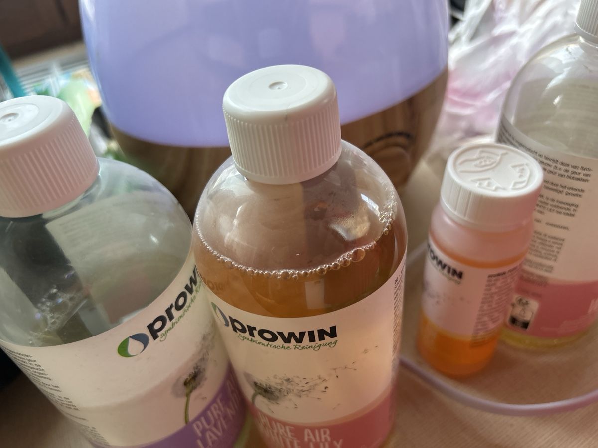 Diffuseurs: Aroma Diffuser mit Holzoptik und Beleuchtung inkl. Düfte  – D'occasion à Herbetswil par rotekatze84 1
