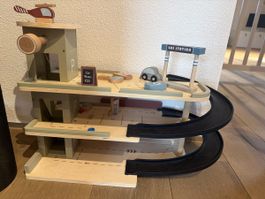 Little Dutch Parkgarage aus Holz mit Zubehör gebraucht