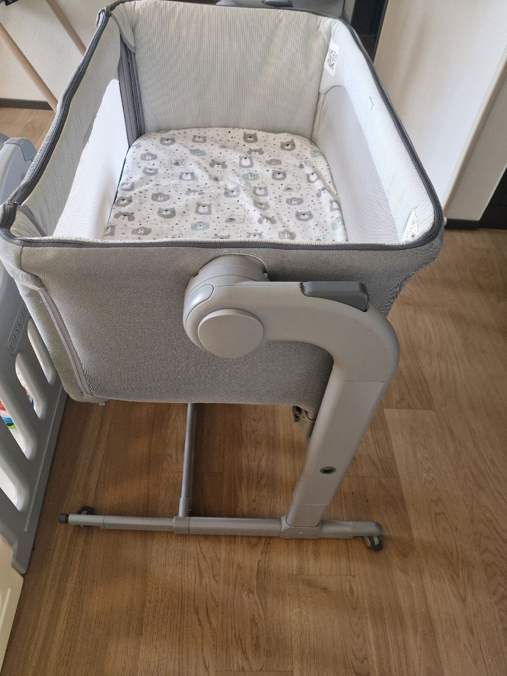 Letti: Chicco Next2Me Magic Side Sleeping Crib - Grey - VGC – Usato da Zürich venduto da zhe_qh78 1