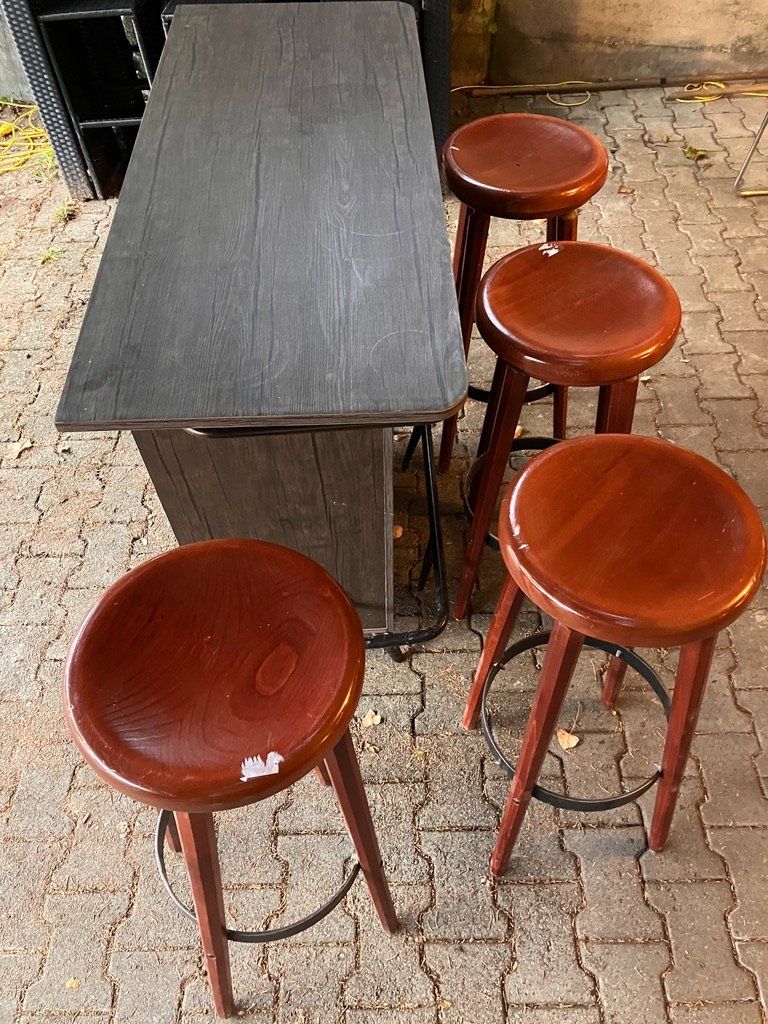 Sgabelli: Bar / Bistro Tisch mit 5 Barhocker aus Holz – Usato da Fislisbach venduto da Promo 2