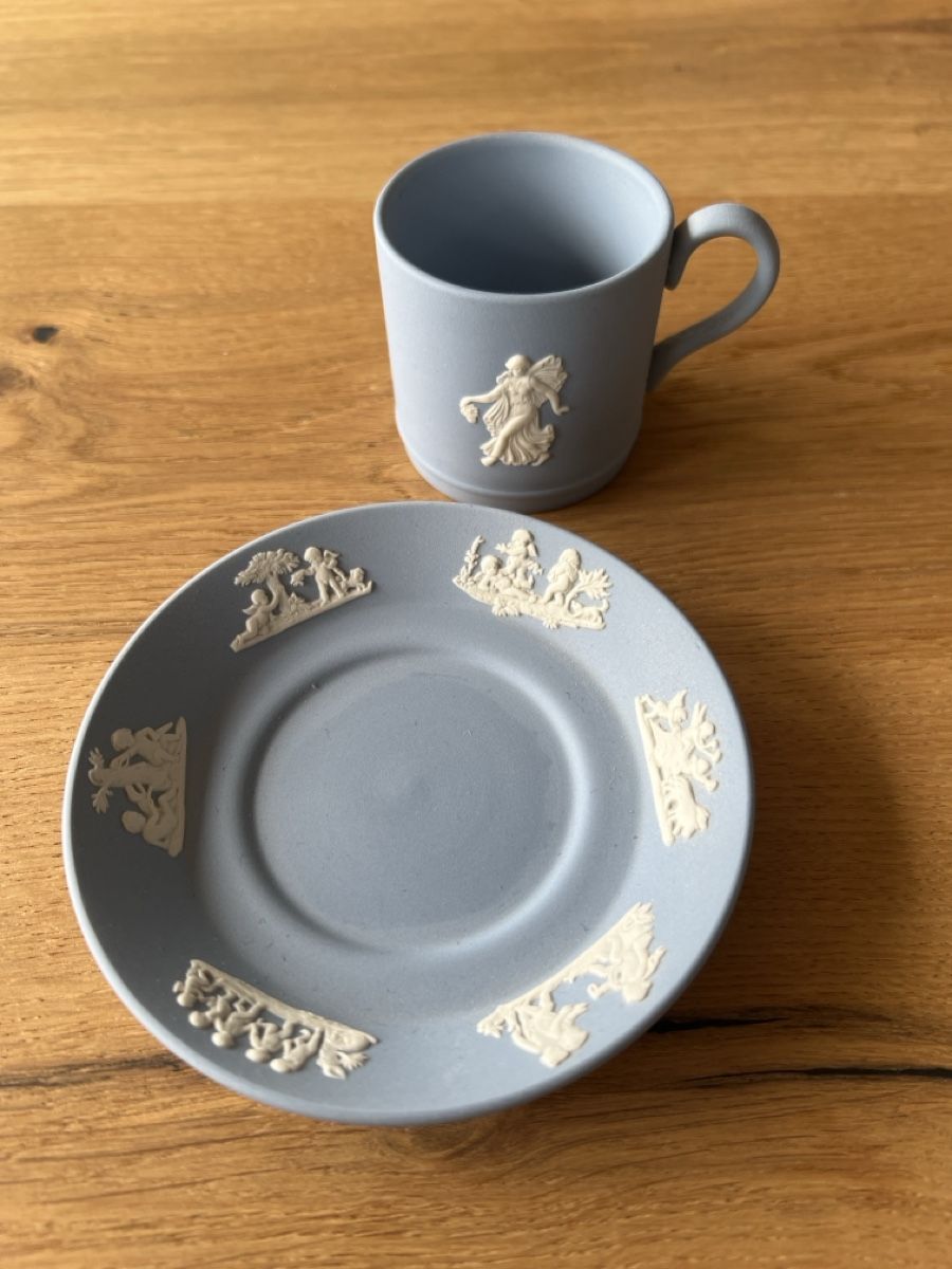 Set di piatti: Wedgewood Tasse mit Unterteller hellblau  – Usato da Thun venduto da mre_tsg5 1