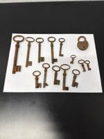 Lot de 13 clés anciennes et un cadenas en métal rouillé