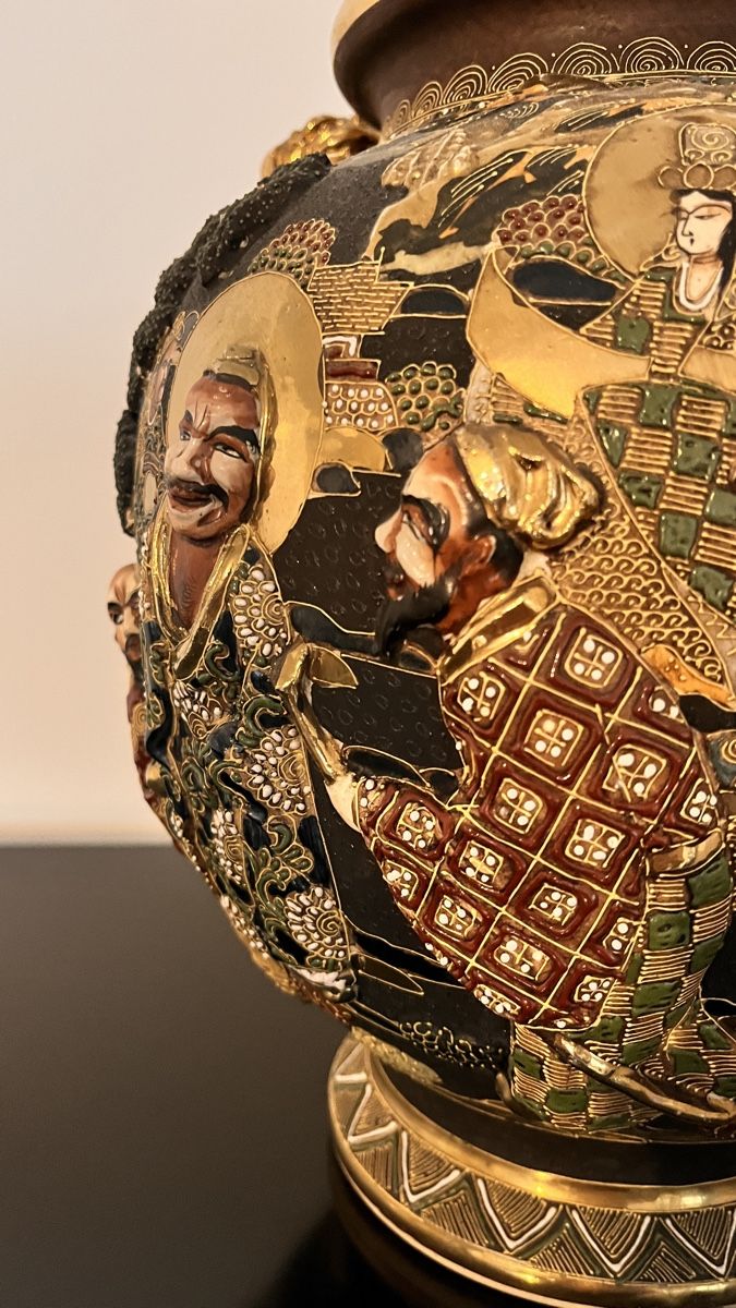 Vasen & Gefässe: Asiatische Urne mit 3D Relief – Gebraucht aus Binningen von 73DH 2
