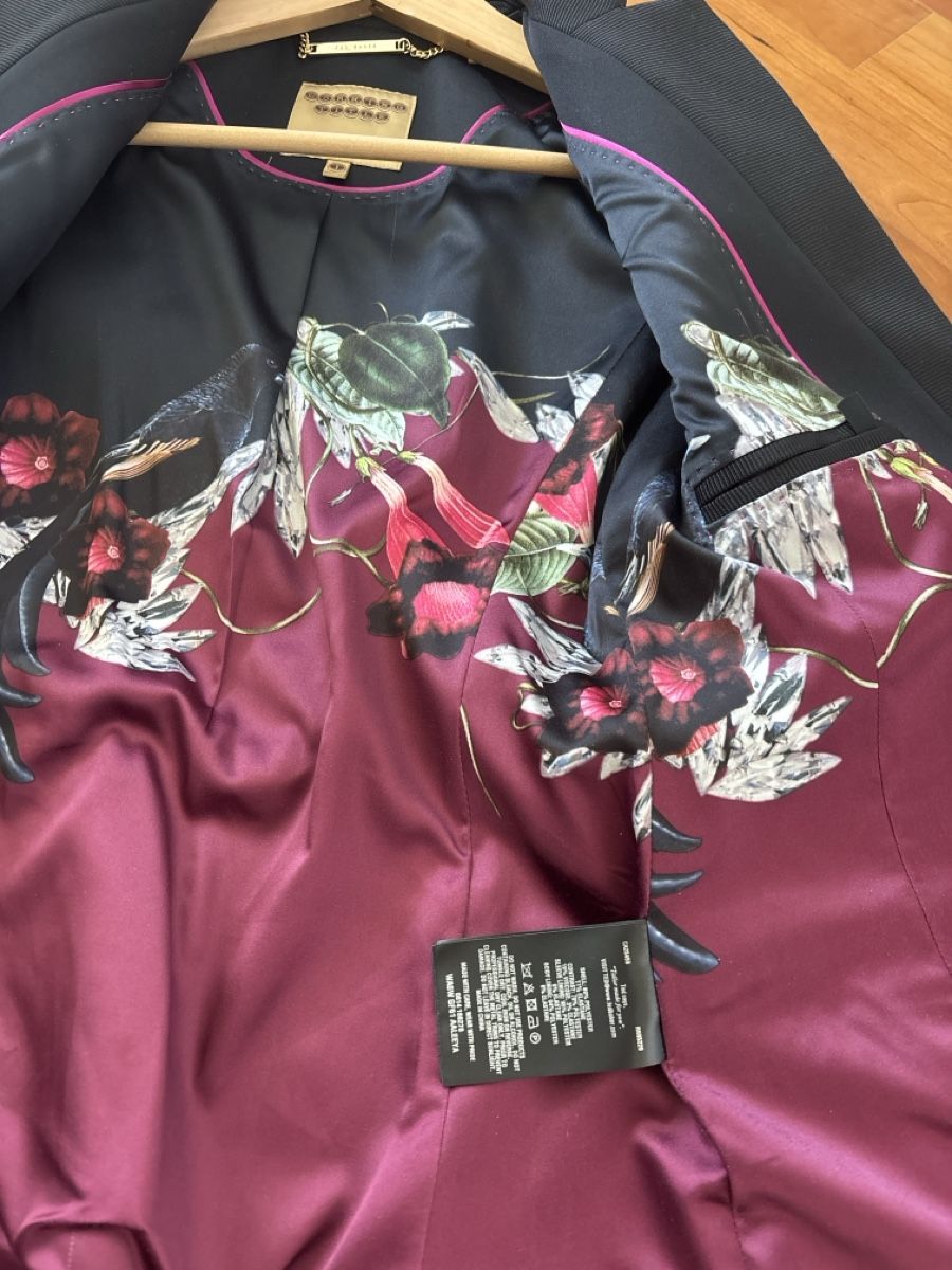 Ted Baker Jacken: Ted Baker Blazer schwarz mit Blumenfutter Grösse 36 – Gebraucht aus Therwil von cosugs 3