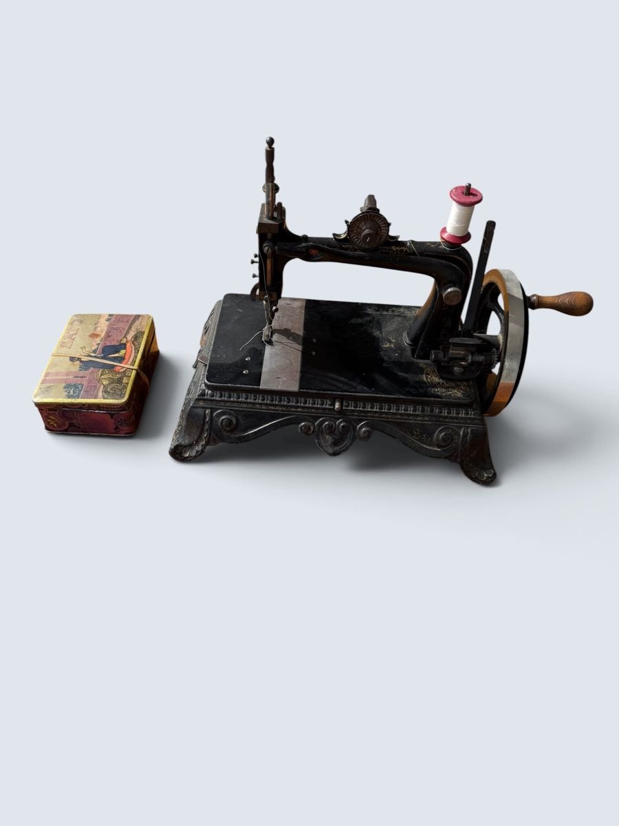 Macchine da cucire: Machine à coudre ancienne à manivelle + accessoires – Usato da Conthey venduto da inf_rt7m 1