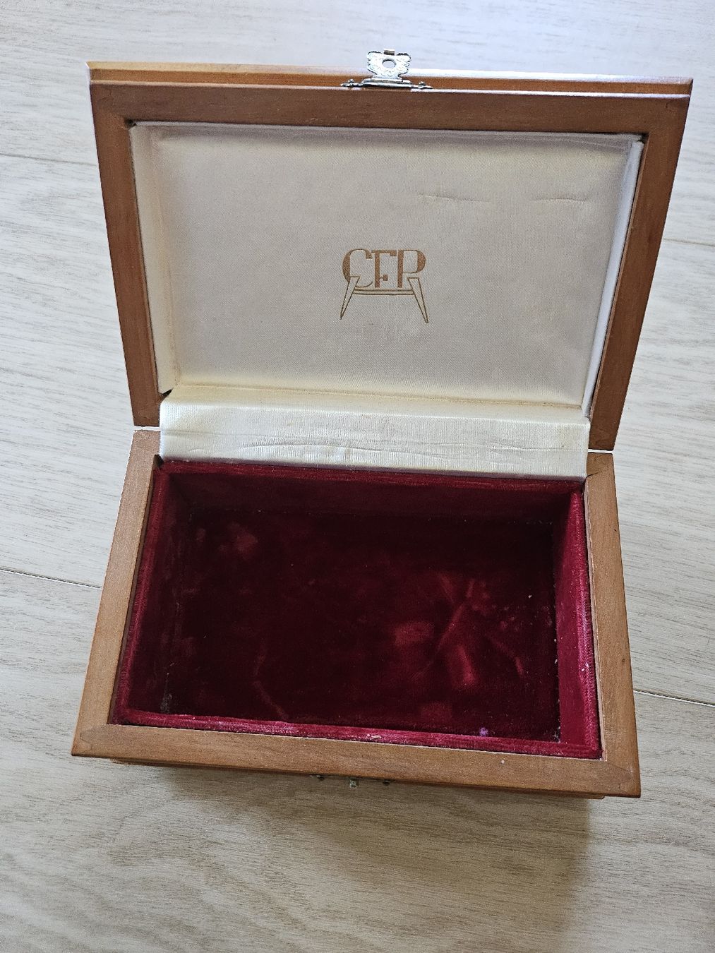 Barattoli: Boîte à bijoux en bois avec doublure rouge – Usato da La Joux FR venduto da car_ck96