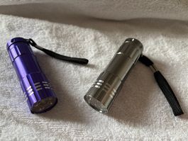 2 LED-Taschenlampen, lila und silber, praktisch neu