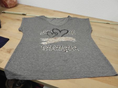 Graues T-Shirt mit Herz- und Leo-Print Grösse L, Nr. 326