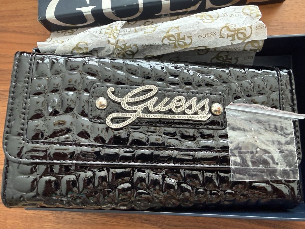 Guess Portamonete: Guess Brieftasche Damen – Nuovo (secondo la descrizione) da Dübendorf venduto da CellarSeller 1