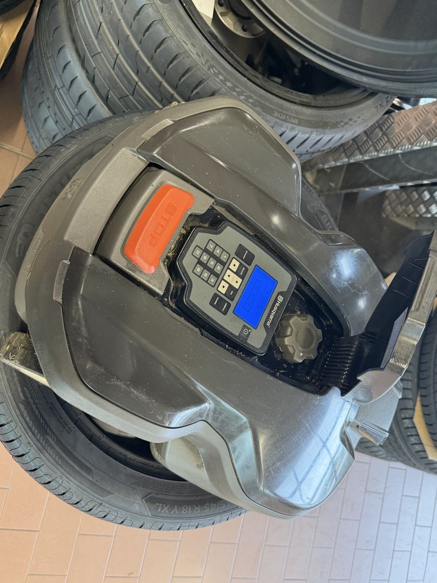 Husqvarna Tagliaerba: Automower Husqvarna 305  – Usato da Courrendlin venduto da shopwheels 2