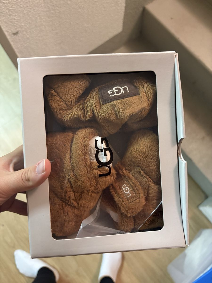 Ugg Lotti & Set di vestiti: Neues UGG newbornset – Nuovo e nell'imballaggio originale da Steinmaur venduto da marra20