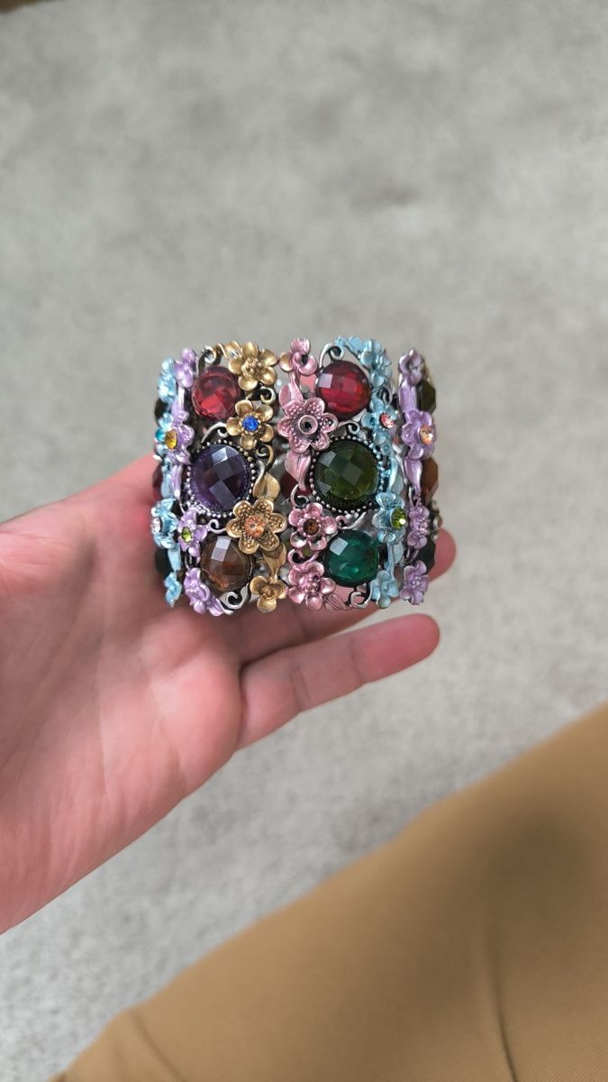 Bracelets: Bunter Blumenarmreif, elastisch – D'occasion à Seuzach par laj_p6gj 6