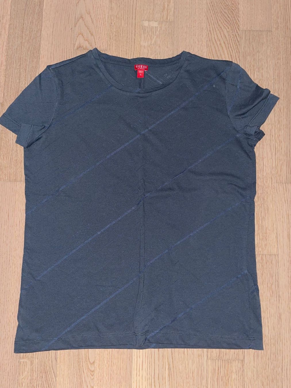 Guess T-shirt: T-Shirt - Guess – Nuovo (secondo la descrizione) da La Chaux-de-Fonds venduto da 19_po
