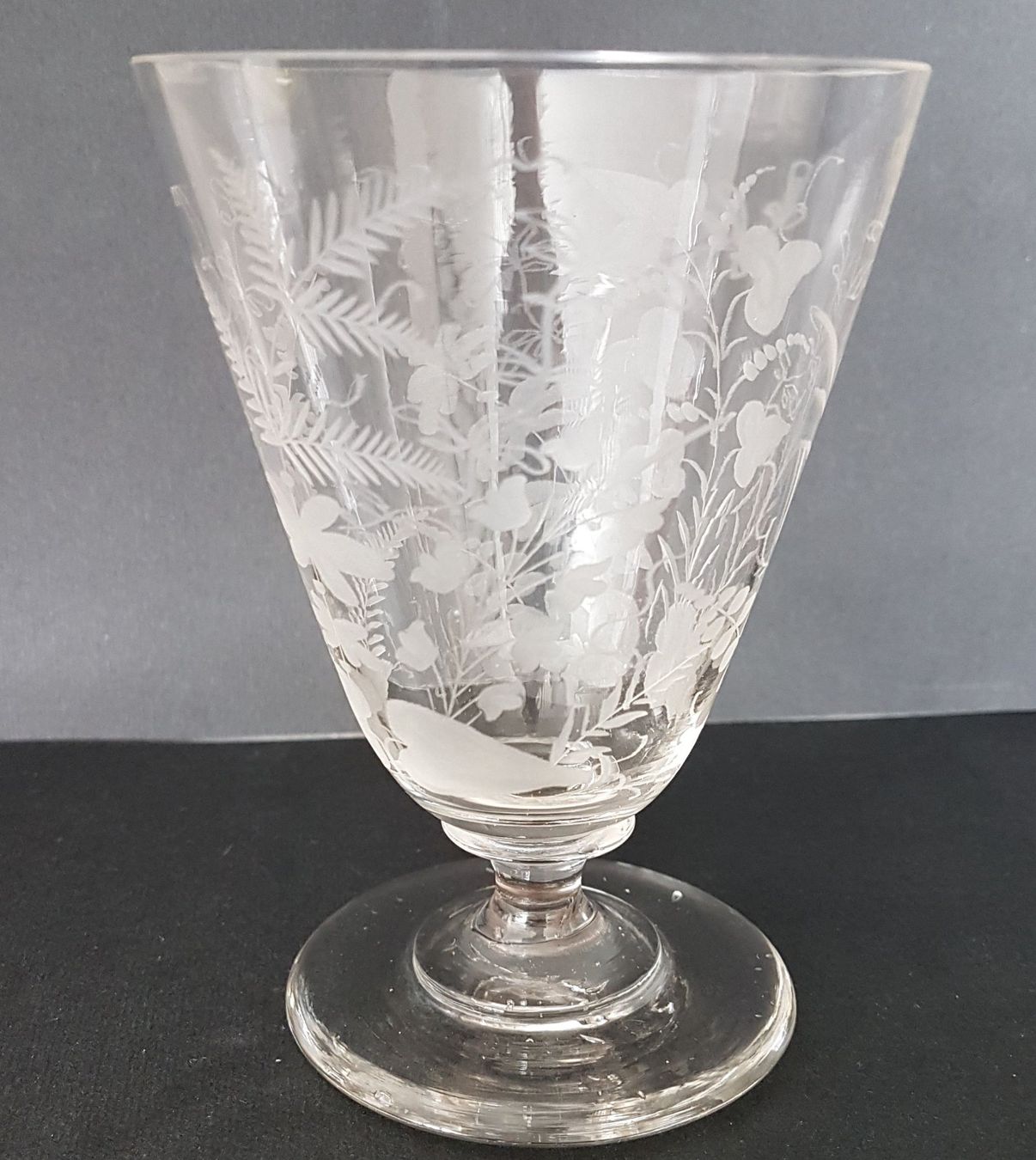 Gläser: Antikes Glas konisch graviert Blumen – Gebraucht aus Kaltbrunn von Condor2 5