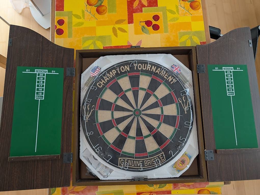 Dart: Professionelles Dartboard mit Schrank – Gebraucht aus Bäretswil von Amonit 2