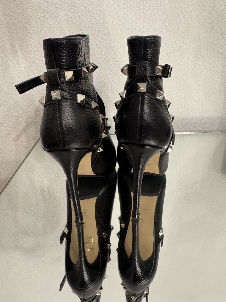 Scarpe da donna: Schwarze Lederstiefeletten, Gr. 37, mit Nieten – Usato da Lachen SZ venduto da gugi2019 2