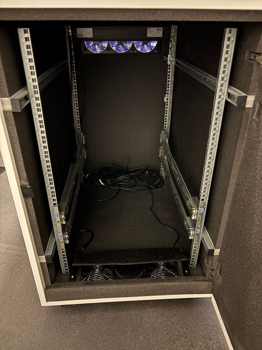 Racks & Ständer: Serverschrank klein, schallgedämmt mit Lüftern – Gebraucht aus Wittenbach von Gnat 2